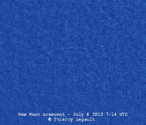 Úzký srpek Měsíce v novu na denní obloze 8. 7. 2013, čas 7:14 UT. Foto Thierry Legault.